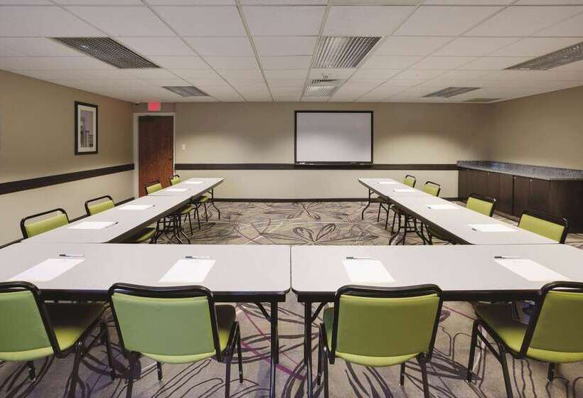 هتل La Quinta Inn & Suites By Wyndham Detroit Metro Airport