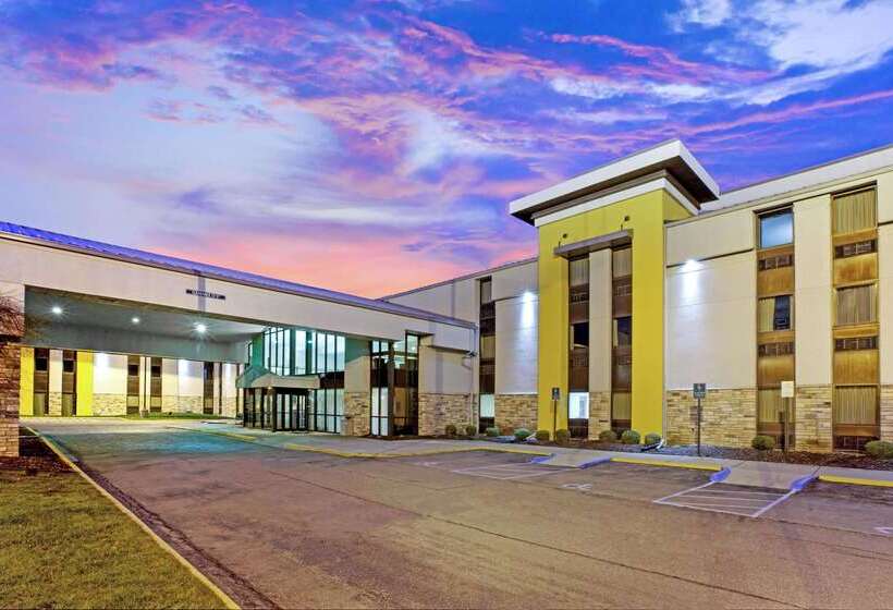 هتل La Quinta Inn & Suites By Wyndham Detroit Metro Airport