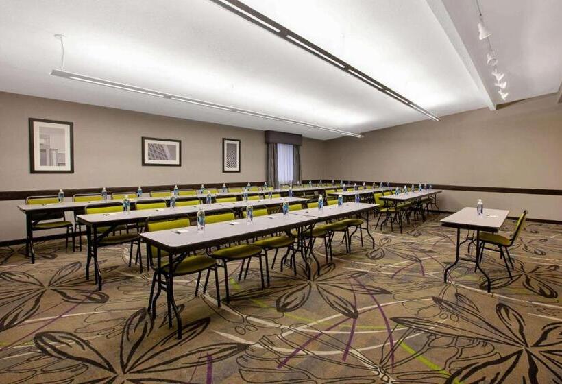 هتل La Quinta Inn & Suites By Wyndham Detroit Metro Airport