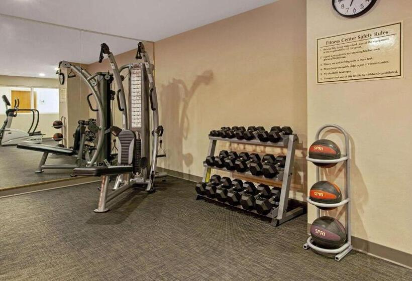 هتل La Quinta Inn & Suites By Wyndham Detroit Metro Airport
