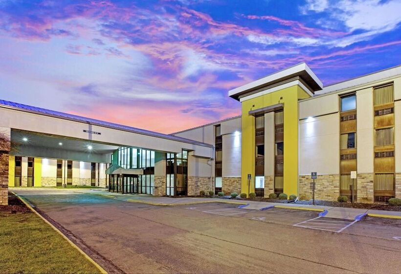 هتل La Quinta Inn & Suites By Wyndham Detroit Metro Airport
