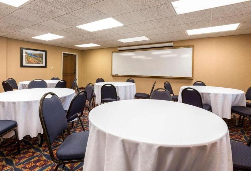 בית מלון כפרי Quality Inn Auburn Hills Detroit North