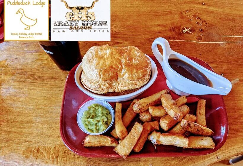 Felmoor Lodge   Sleeps 4, Hot Tub & Parking