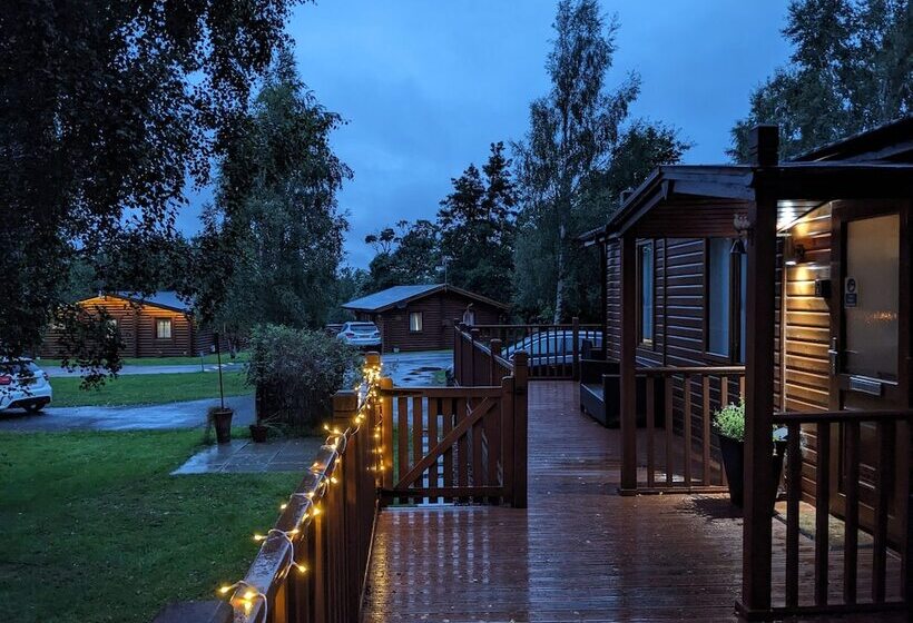 Felmoor Lodge   Sleeps 4, Hot Tub & Parking