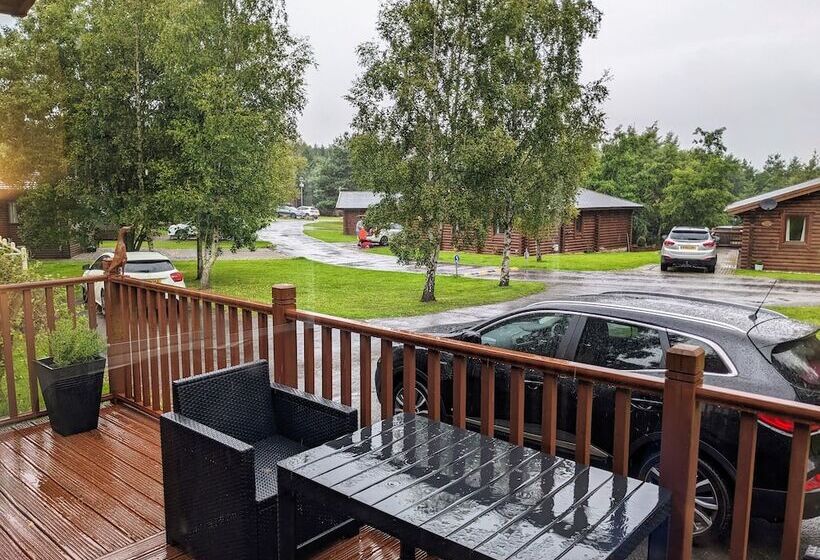 Felmoor Lodge   Sleeps 4, Hot Tub & Parking