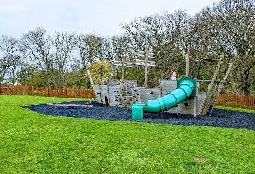 Felmoor Lodge   Sleeps 4, Hot Tub & Parking