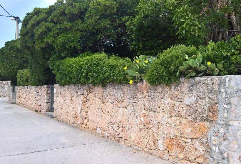 Apartments And Rooms Vojmir