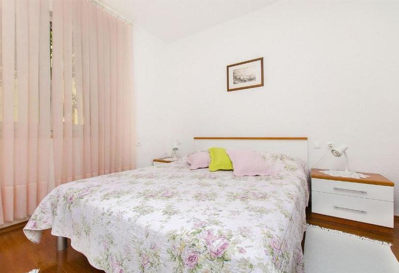 Apartments And Rooms Vojmir