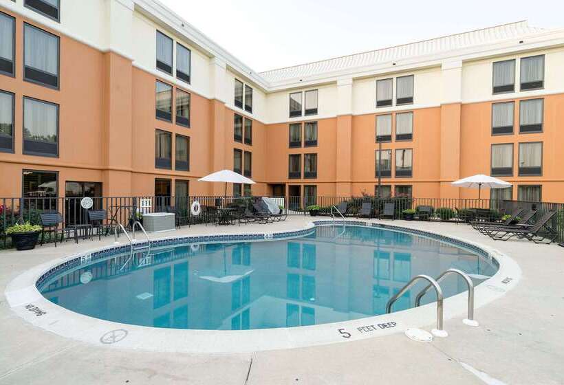 هتل Comfort Inn & Suites Newark  Wilmington