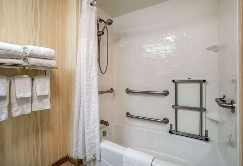 هتل Comfort Inn & Suites Newark  Wilmington