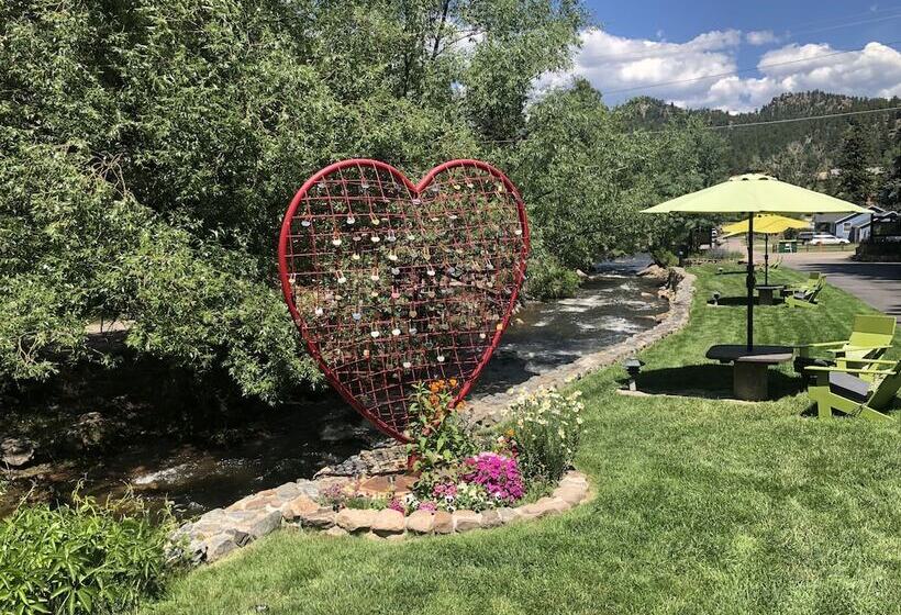 בית מלון כפרי Highland Haven Creekside Inn