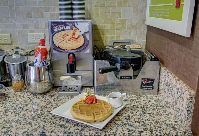 בית מלון כפרי Hilton Garden Inn Shelton