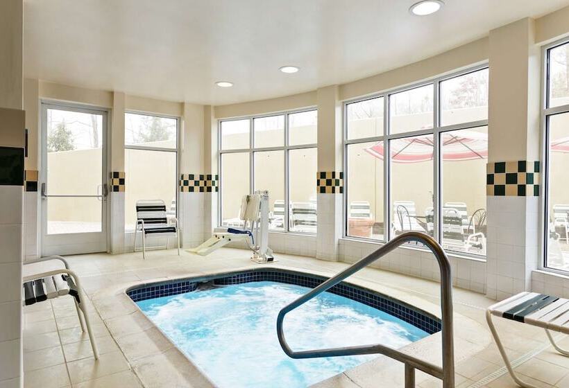 בית מלון כפרי Hilton Garden Inn Shelton