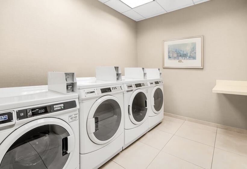 هتل Holiday Inn Express & Suites Wilmington Newark, An Ihg