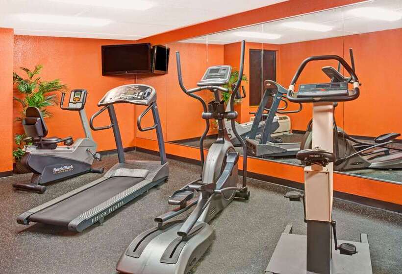 בית מלון כפרי Ramada By Wyndham Statesville