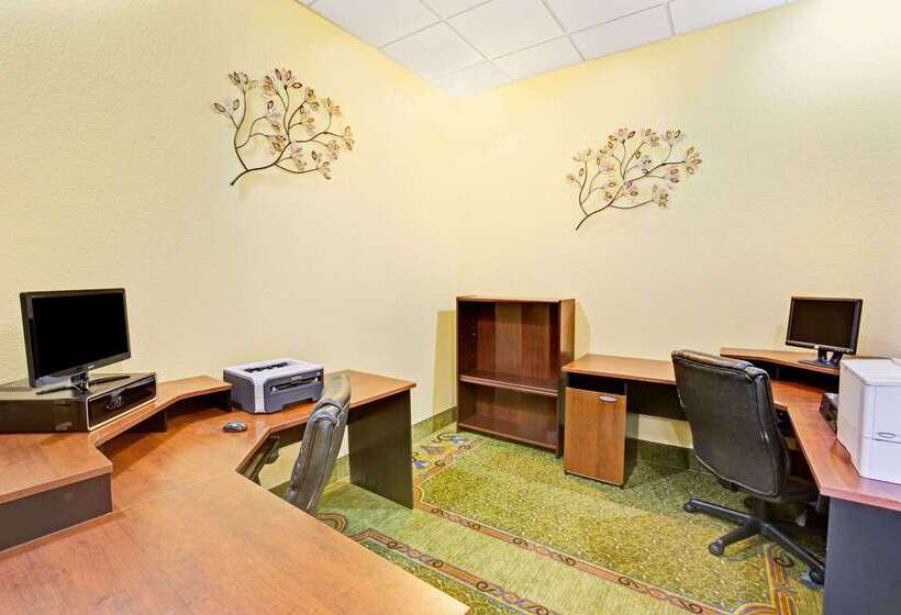 בית מלון כפרי Ramada By Wyndham Statesville