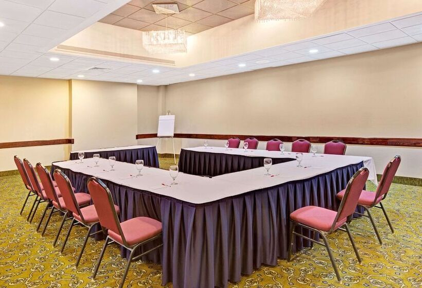 בית מלון כפרי Ramada By Wyndham Statesville