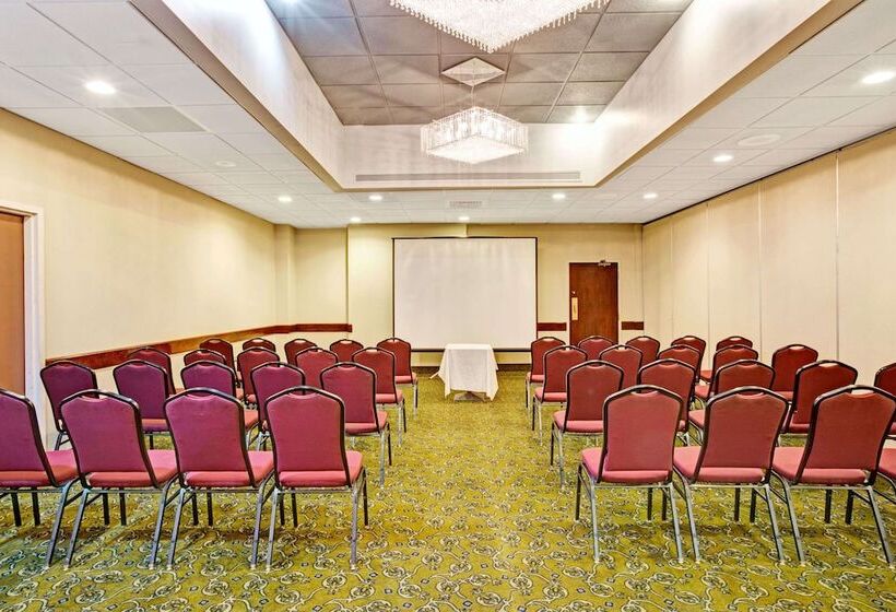 בית מלון כפרי Ramada By Wyndham Statesville