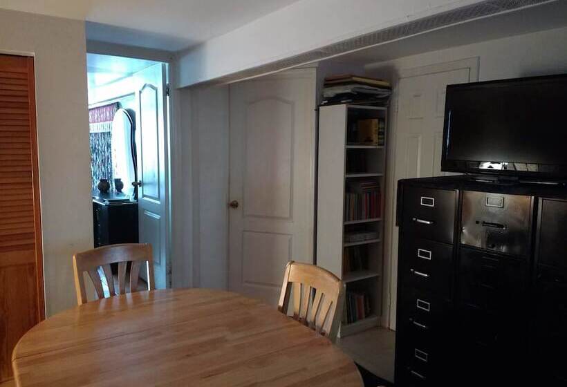 بنسيون Astoria B&b