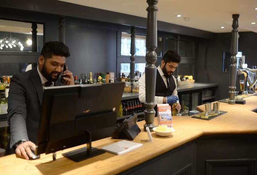 هتل The Pack And Carriage London