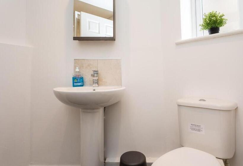 Flat 7 Spacious Studio Flat In The Heart Of Crawley