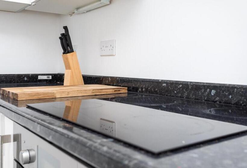 Flat 7 Spacious Studio Flat In The Heart Of Crawley