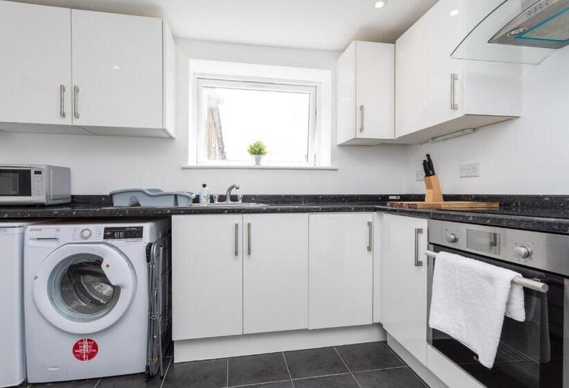 Flat 7 Spacious Studio Flat In The Heart Of Crawley