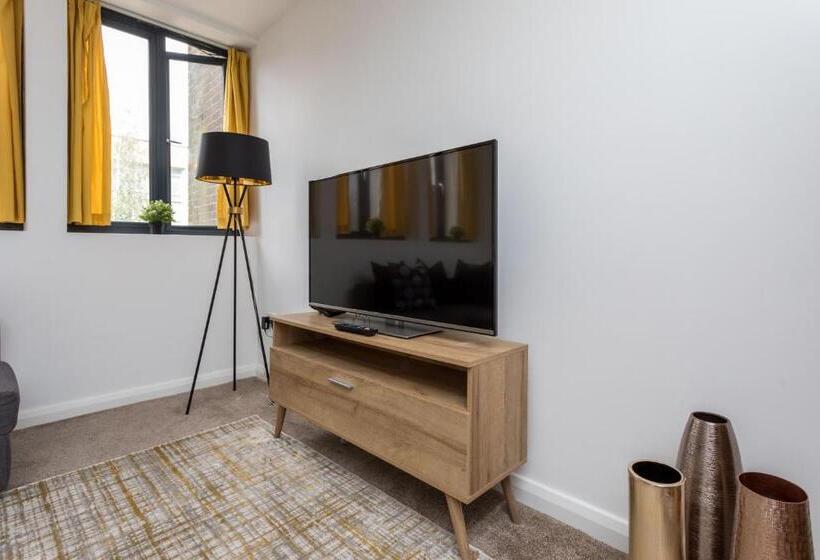 Flat 7 Spacious Studio Flat In The Heart Of Crawley