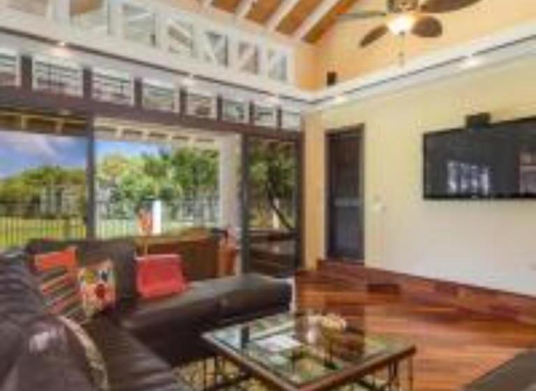 Rate Elegant Home With Hot Tub And Pool On Makai Golf Course