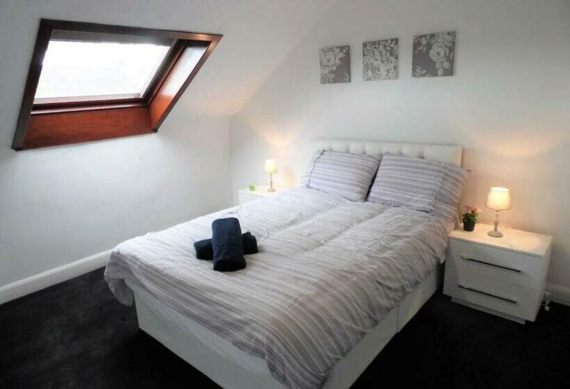 4 Bed Apartment, Paisley Near Gla Airport
