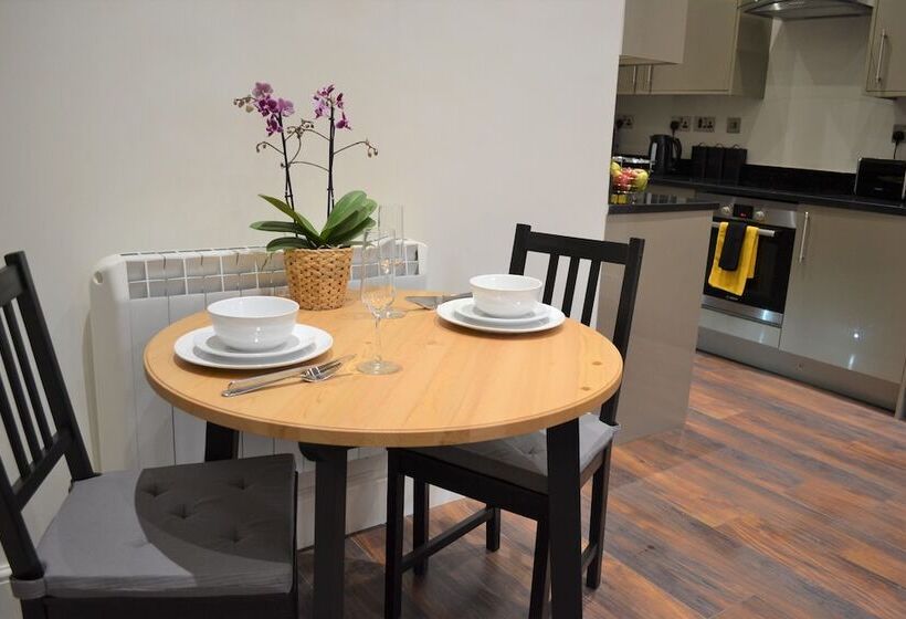 Onpoint Apartments Deluxe Apartment City Centre Ideal Location!