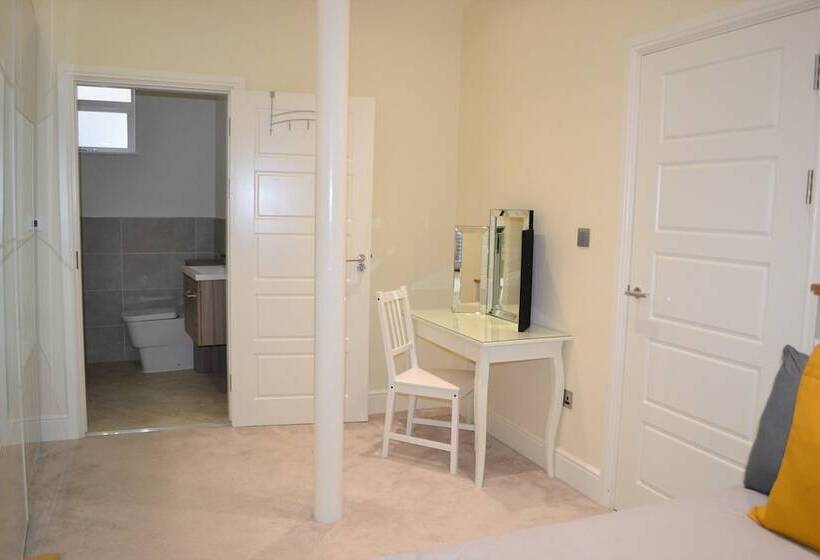 Onpoint Apartments Deluxe Apartment City Centre Ideal Location!