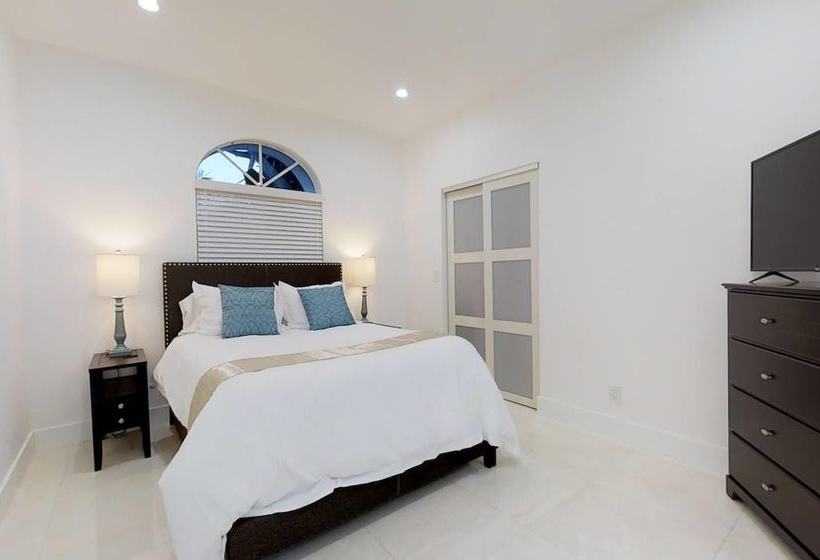 Beautiful Hollywood Beach 4b/r Home W/heated Pool