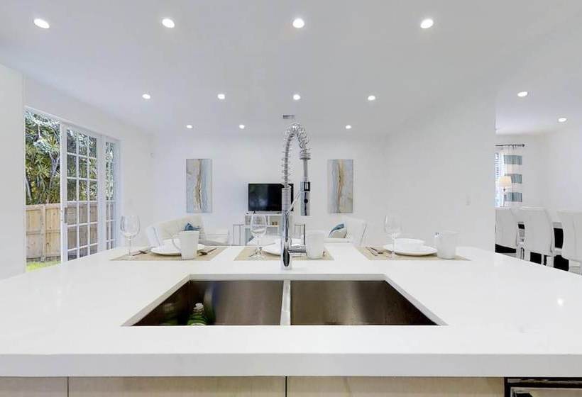 Beautiful Hollywood Beach 4b/r Home W/heated Pool