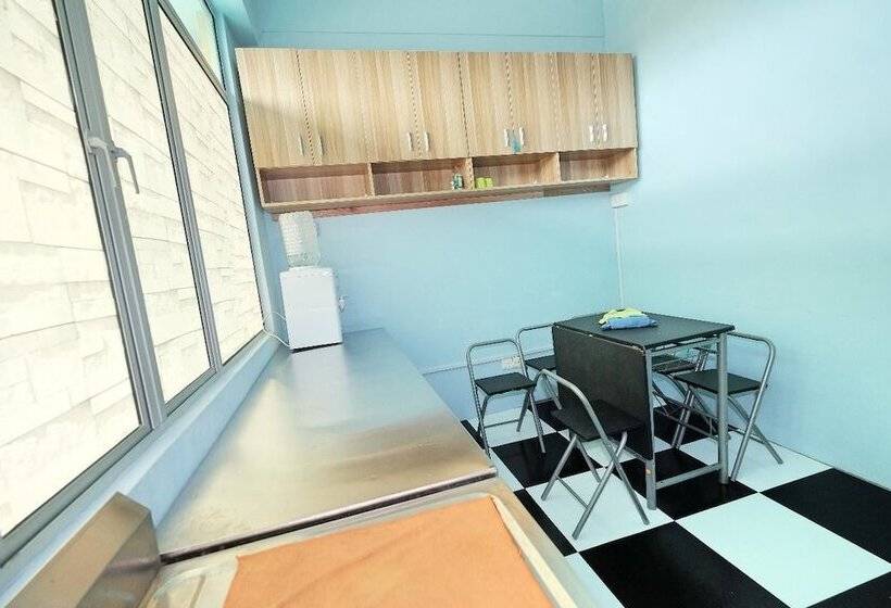 فندق Audrey Capsule Hostel