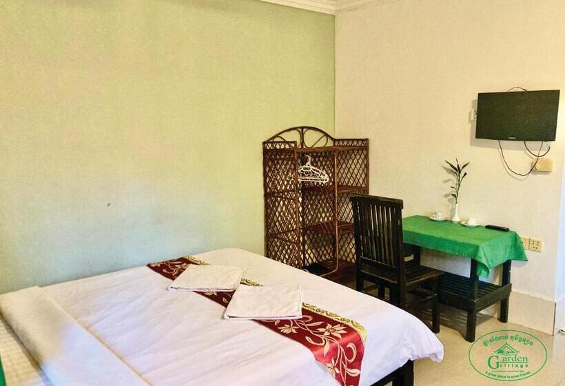 فندق Garden Village Guesthouse & Pool Bar