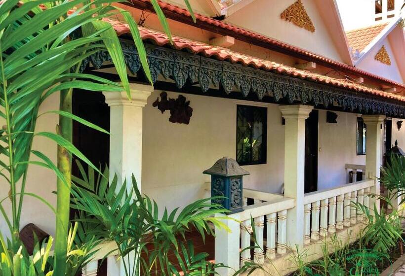 فندق Garden Village Guesthouse & Pool Bar