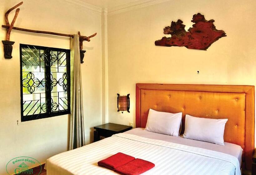 فندق Garden Village Guesthouse & Pool Bar