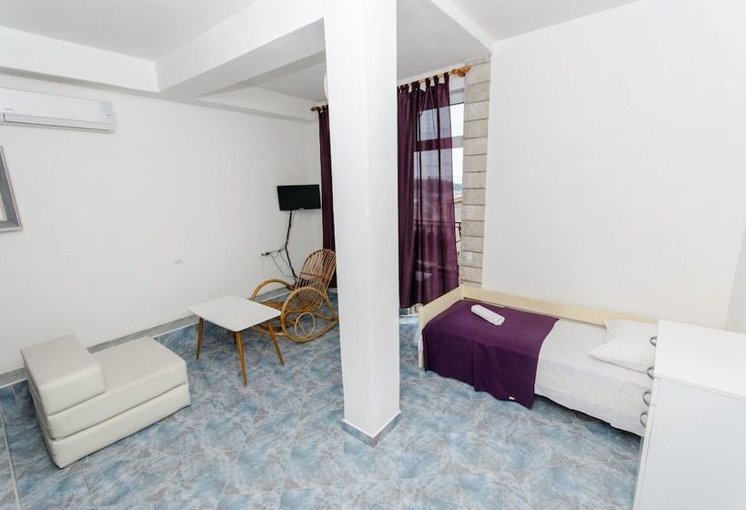 Apartment And Rooms Ivan