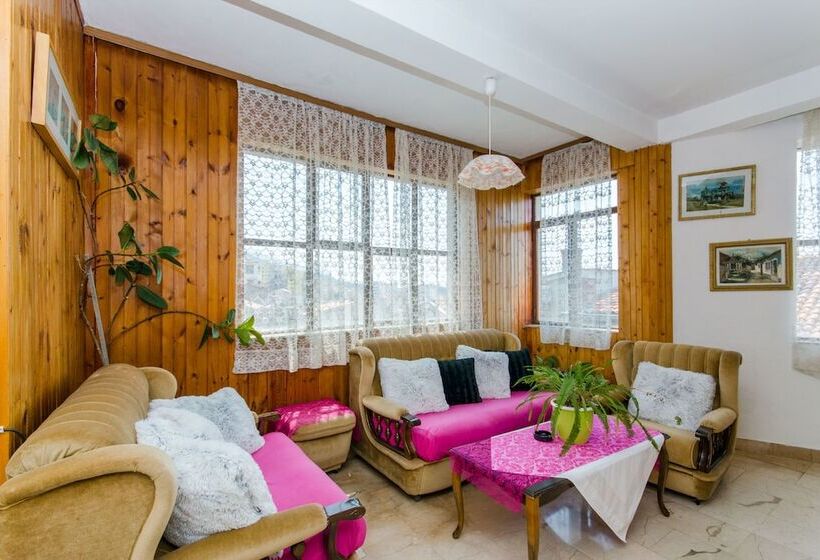 Apartment And Rooms Ivan