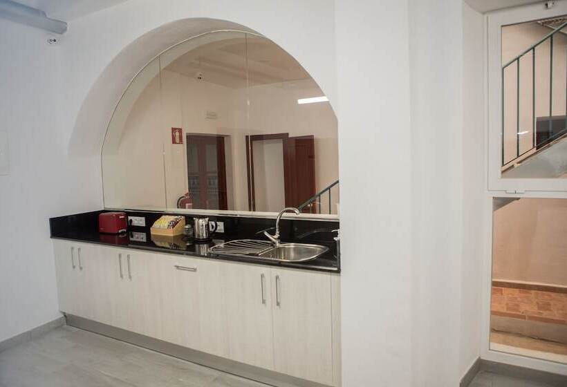 بنسيون Vivian S Guest House