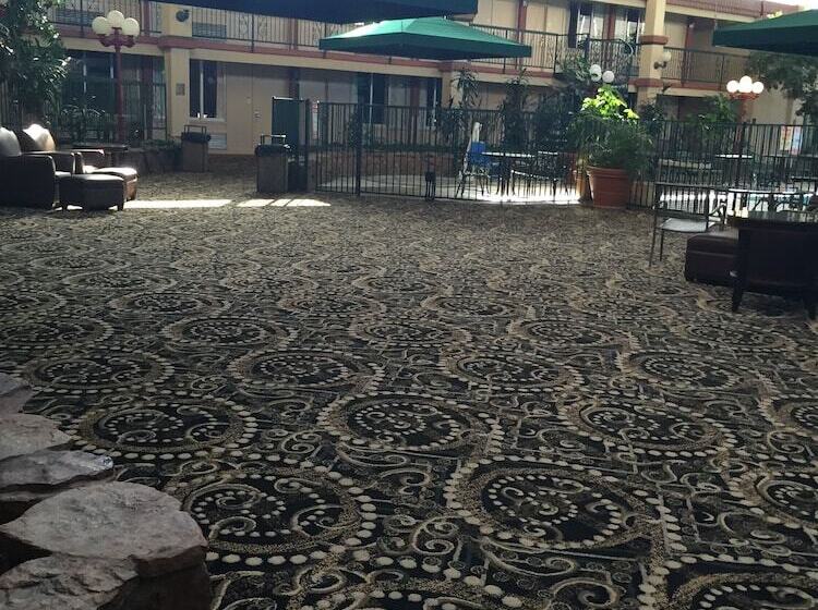 هتل Clarion Inn