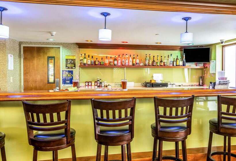 בית מלון כפרי Clarion Inn