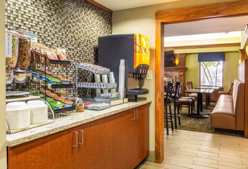 בית מלון כפרי Clarion Inn