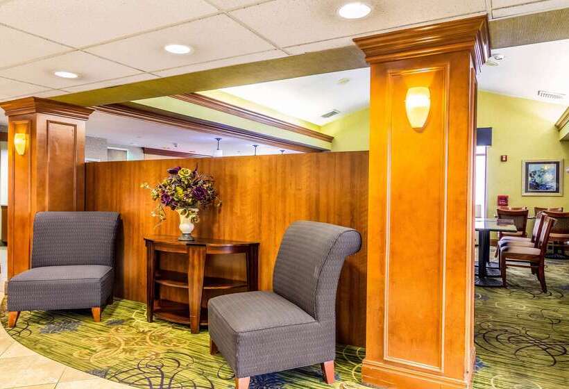 בית מלון כפרי Clarion Inn
