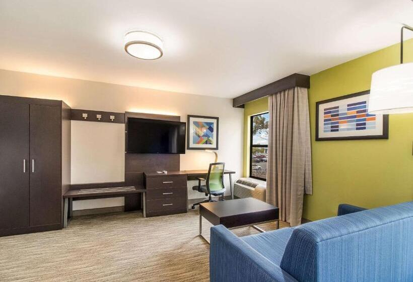 هتل Clarion Pointe New Bern