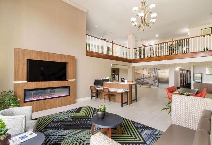 هتل Clarion Pointe New Bern