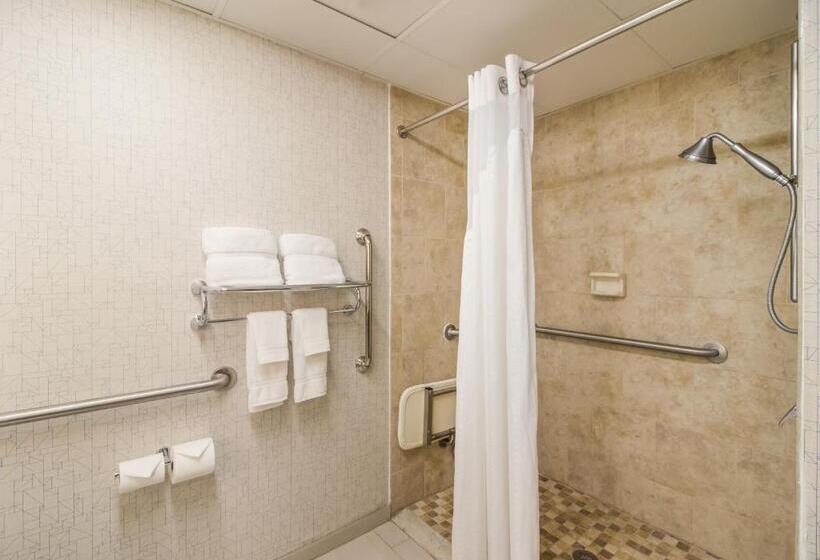 هتل Clarion Pointe New Bern