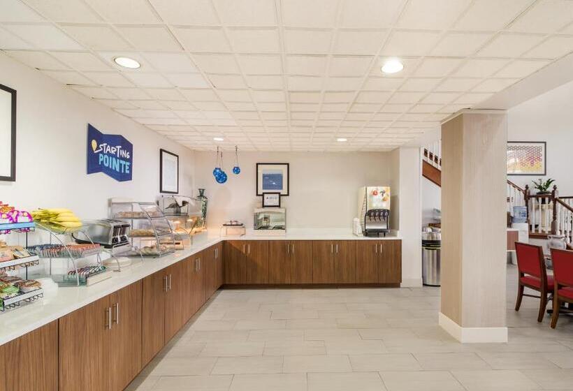 هتل Clarion Pointe New Bern