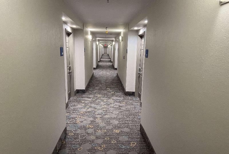 هتل Days Inn & Suites By Wyndham Tahlequah